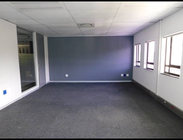 724M² OFFICE TO LET IN HYDE PARK